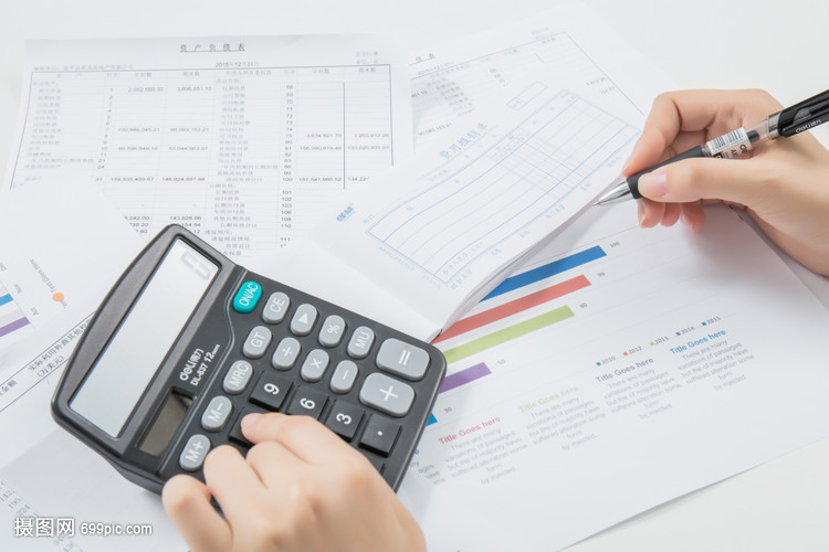 會(huì)計(jì)在桌上用計(jì)算機(jī)算賬